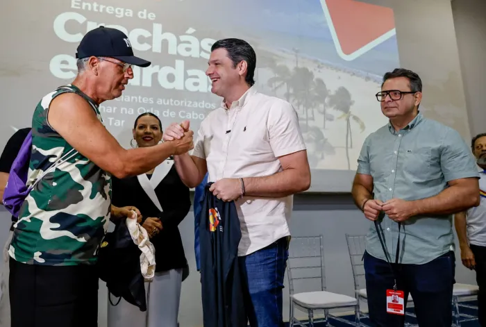 Leo Bezerra entrega fardamento e kits de proteção a trabalhadores da Orla de João Pessoa