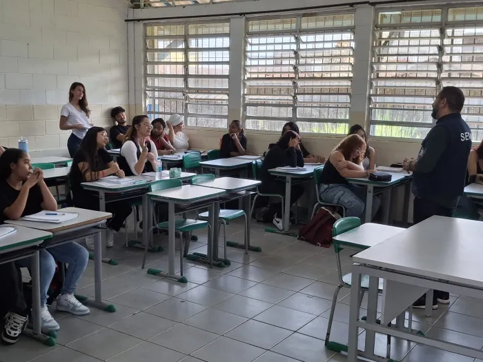 Estudantes de escola estadual de PG participam de palestra sobre enfermagem com técnicos da Saúde