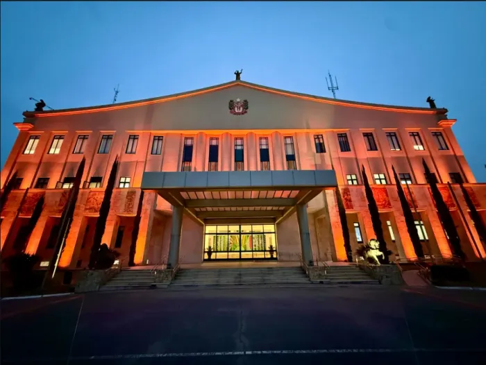 Palácio dos Bandeirantes recebe iluminação especial em campanha do Agosto Laranja