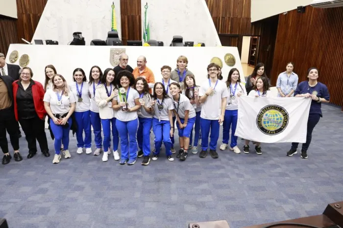 Colégio Estadual do Paraná vence final do Debatedores Nota Mil na Assembleia