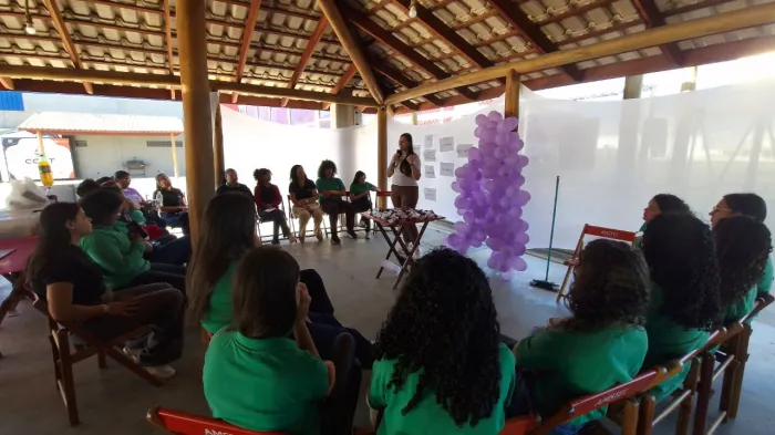 Serviço de Psicologia da SMDE realiza palestra de conscientização durante Agosto Lilás