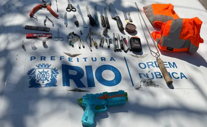 Ação de ordenamento apreende mais de 30 objetos perfurocortantes e simulacro de arma de fogo em Jacarepaguá