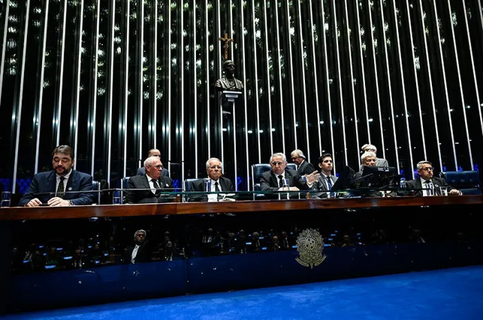 A mesa da sessão, presidida por Izalci Lucas - Foto: Waldemir Barreto/Agência Senado