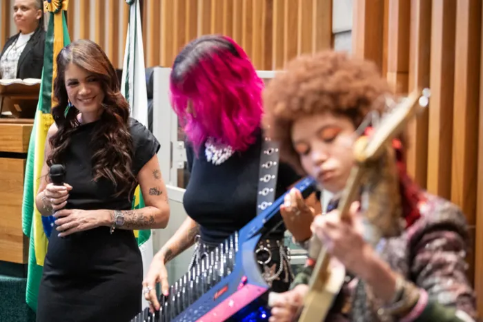 Mulheres do rock defendem mais espaço, segurança e políticas públicas em solenidade na CLDF