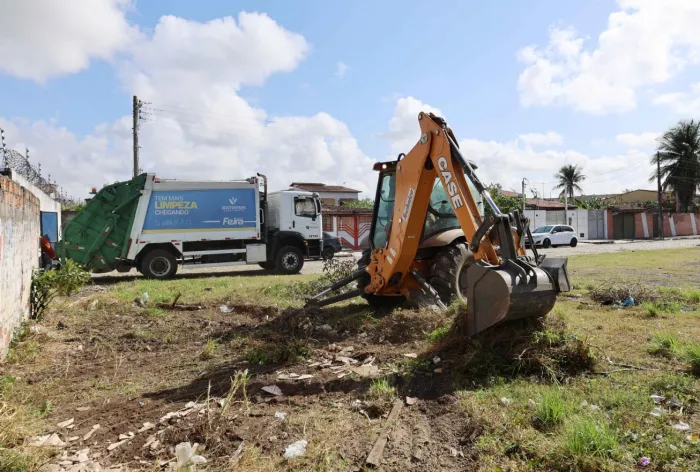Prefeitura de Feira inicia construção de praça e anuncia pavimentação asfáltica no Parque Sabiá