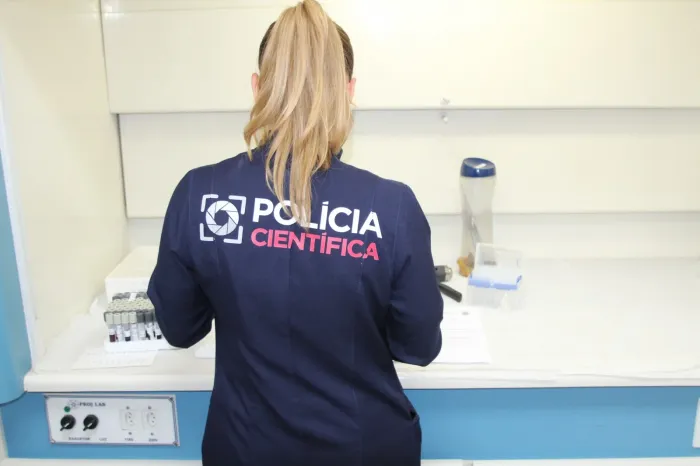 O trabalho conjunto une a investigação policial e a perícia técnico-científica para ampliar as possibilidades de identificação