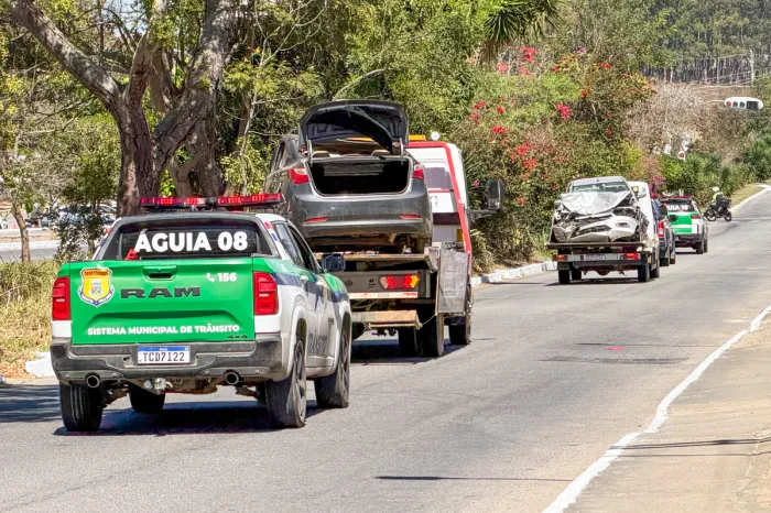 Semob exibe veículo sinistrado pelas ruas da cidade para reforçar campanha municipal pela segurança no trânsito