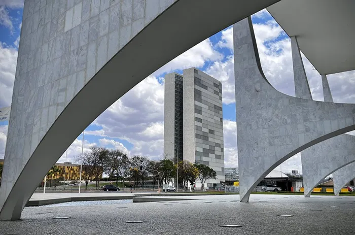Executivo envia Orçamento de 2027 ao Congresso com mínimo de R$ 1.741