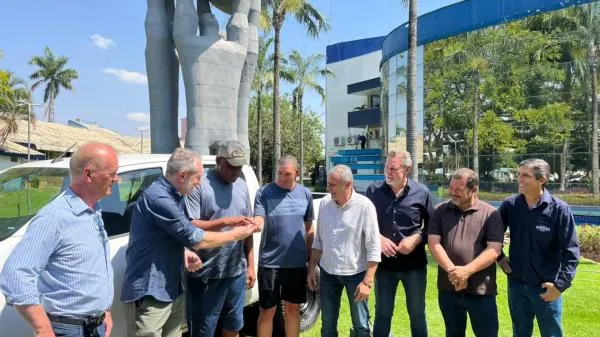 Equipe vencedora recebe caminhonete como prêmio do Festival de Pesca Zé Aragão