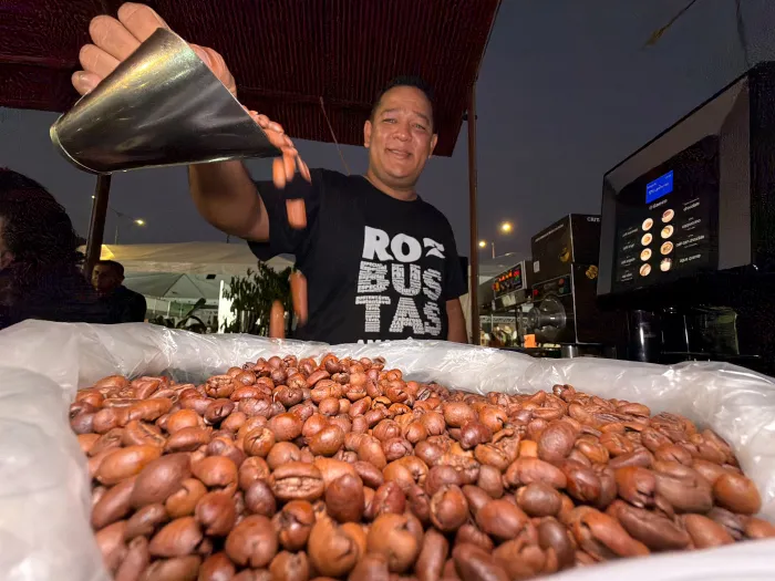 Gilmar dos Santos levou para a feira um produto feito na própria capital, o café