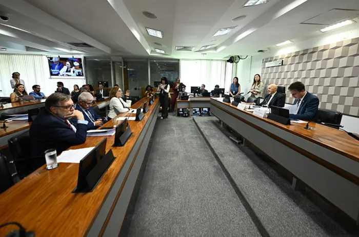 Senadores durante reunião da Comissão de Educação e Cultura (CE) nesta terça-feira - Foto: Saulo Cruz/Agência Senado
