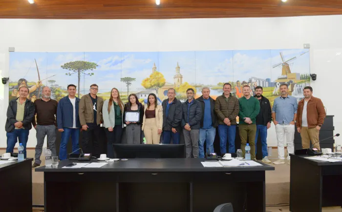 Saudação à Bandeira marca sessão da Câmara, que também teve avanço de novas propostas sobre segurança, memória e reconhecimento de personalidades