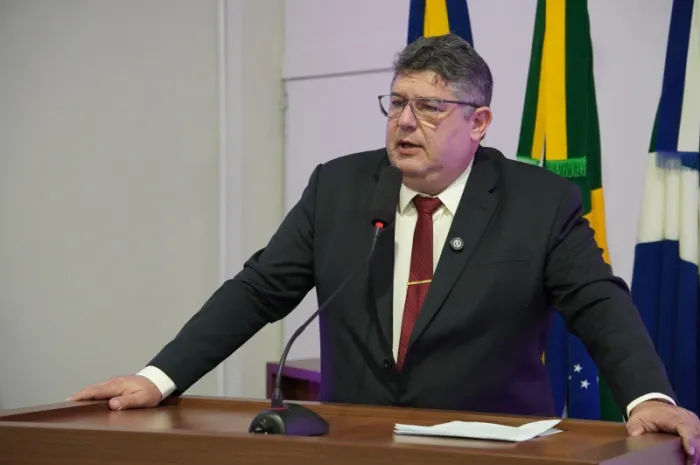 Yuri pede limpeza urgente e recuperação de rua no entorno da Casa da Acolhida