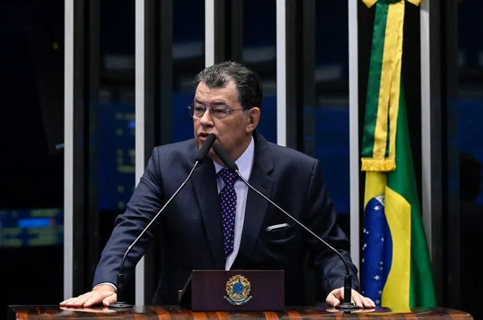 Eduardo Braga, relator do texto, na tribuna do Plenário - Foto: Carlos Moura/Agência Senado