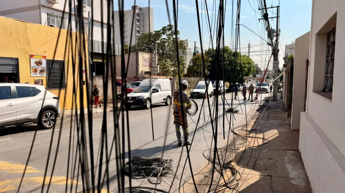Operação remove fiação irregular em postes críticos da Avenida Barão de Melgaço