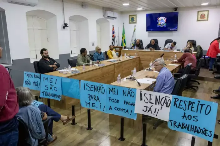 Câmara cobra explicações sobre taxa de fiscalização para MEIs e aprova requerimentos sobre segurança, mobilidade e cultura