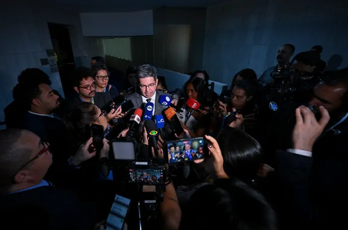 O líder do governo no Senado, Randolfe Rodrigues, durante entrevista coletiva nesta quarta-feira - Foto: Ton Molina/Agência Senado