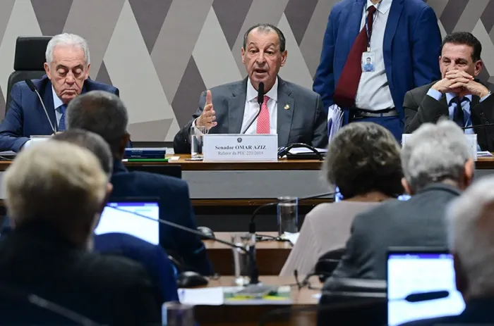 O senador Omar Aziz, relator, se pronuncia na reunião da CCJ - Foto: Geraldo Magela/Agência Senado