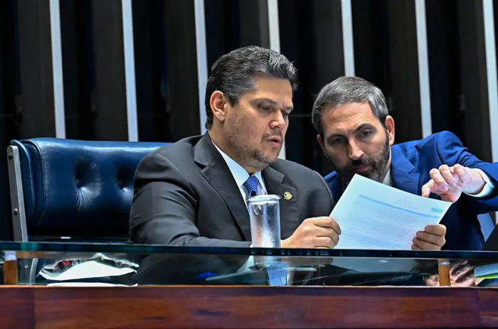 O presidente do Senado, Davi Alcolumbre, e o secretário-geral da Mesa, Danilo Aguiar, na sessão de quarta - Foto: Waldemir Barreto/Agência Senado