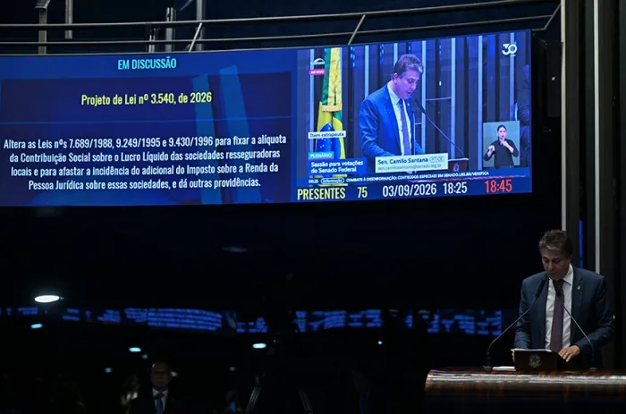 Camilo Santana, que fez a leitura do parecer no Plenário - Foto: Ton Molina/Agência Senado