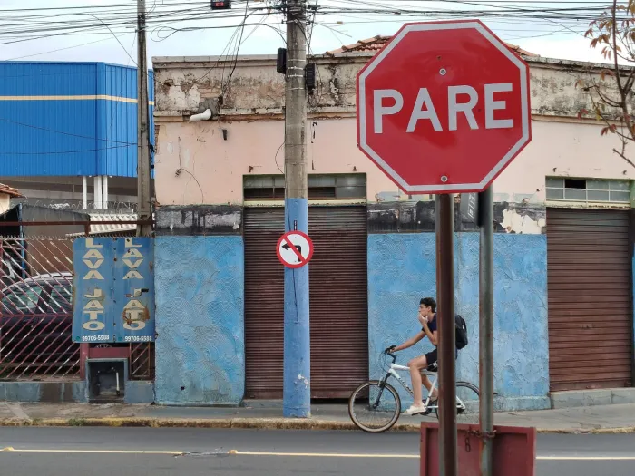 Mobilidade instala 250 placas de sinalização por mês; número de acidentes cai