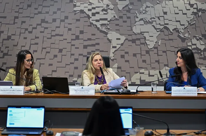 Deputada Luizianne Lins comandou o debate entre Marina Cordeiro, do Min. das Mulheres, e Luciana Motta - Foto: Ton Molina/Agência Senado