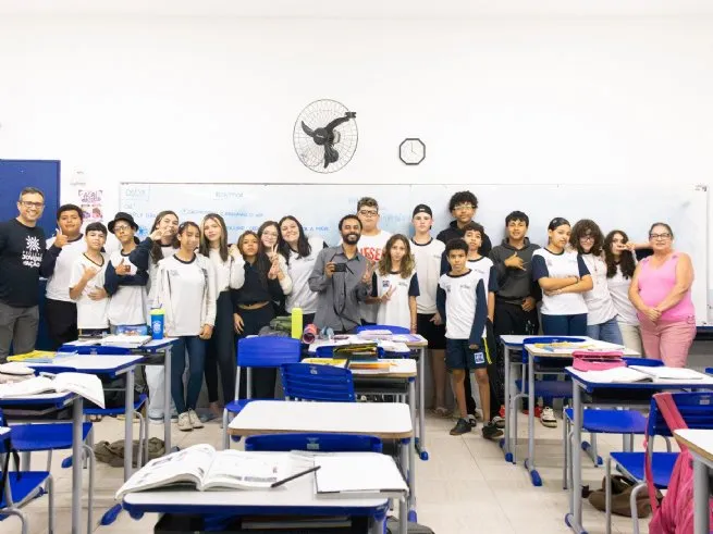 Escola municipal de São Sebastião promove aula prática com jornalista sobre fake news e deepfakes