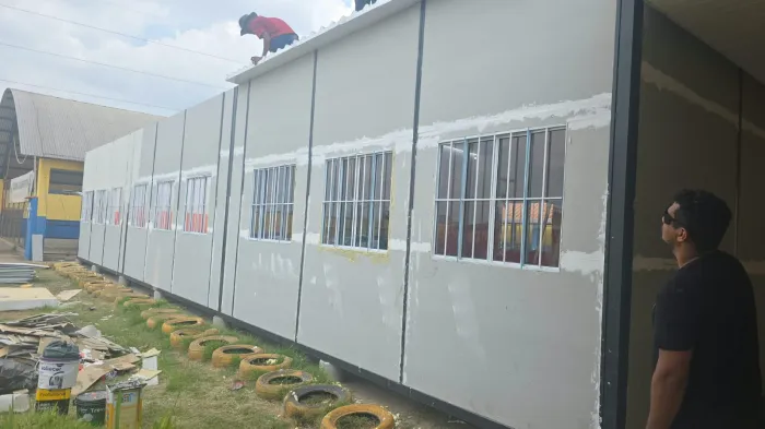 Nove salas modulares estão sendo construídas em três escolas municipais