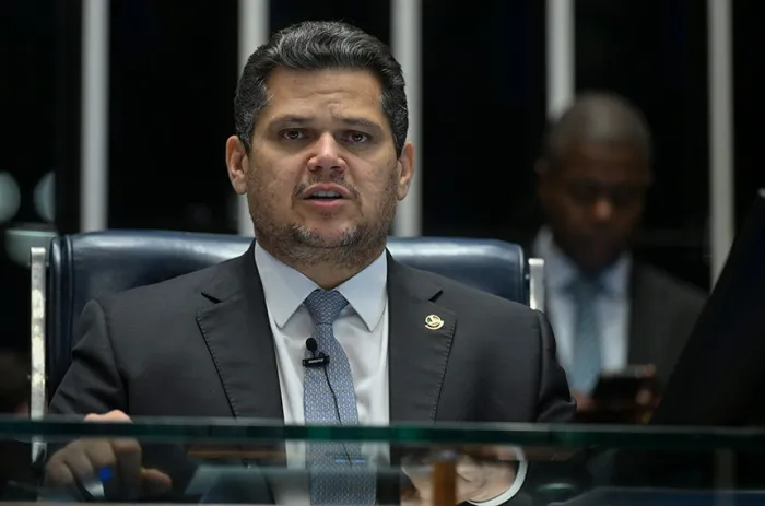 Davi Alcolumbre acusa políticos de usarem ofensas como recurso para ganhar voto em campanhas vazias de propostas - Foto: Ton Molina/Agência Senado