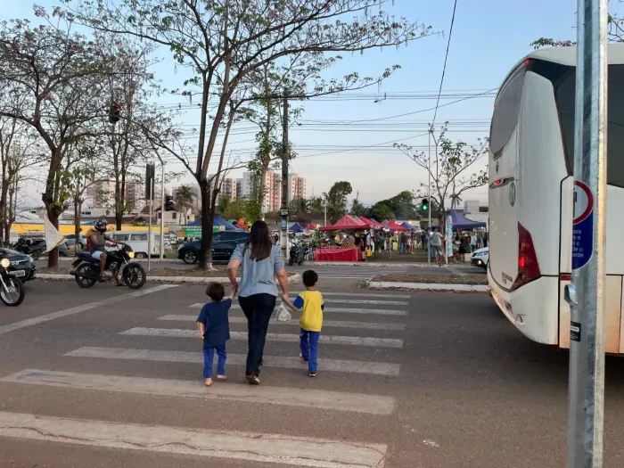 Pedestre deve pressionar o botão amarelo por cerca de três segundos e aguardar