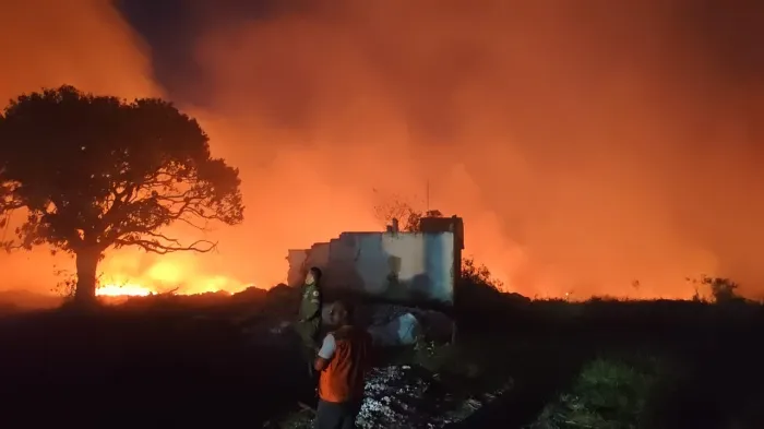 Prefeitura mobiliza equipes e equipamentos para apoiar combate a incêndio de grandes proporções no bairro Espírito Santo