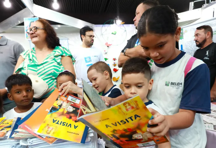 Prefeitura garante mais de 20 mil kits de livros para alunos de Belém