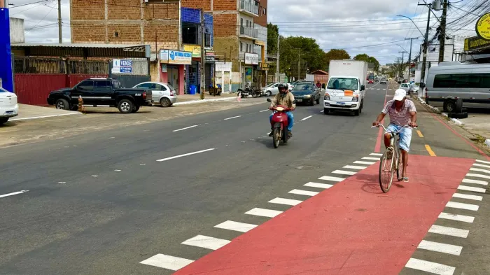 Avenida Brumado ganha nova sinalização e mais segurança para quem circula pela via