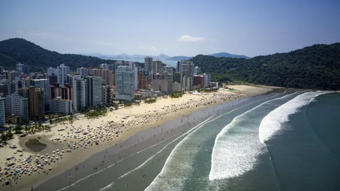 Os banhistas também devem evitar entrar no mar perto de rios, córregos, canais e saídas de água da chuva Foto: Divulgação/Governo de SP