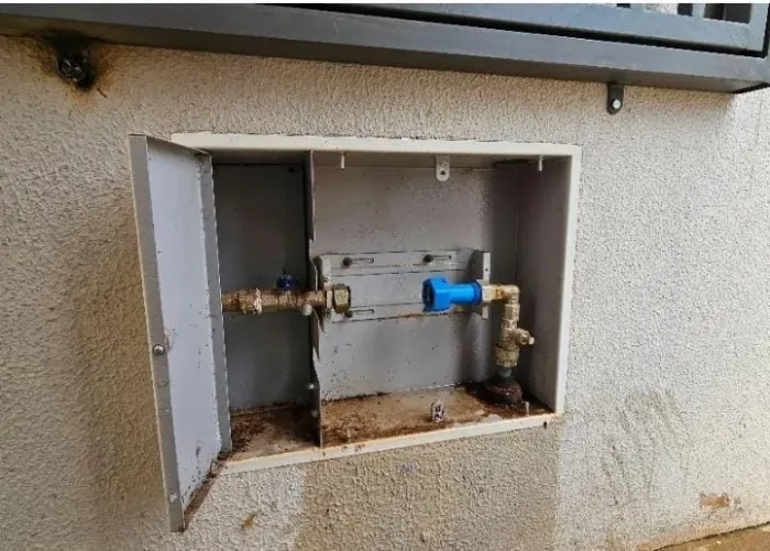 Além dos transtornos causados aos moradores, como a interrupção no fornecimento de água até a substituição do hidrômetro - Foto: Divulgação: Sabesp