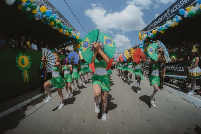 7 de Setembro: Desfile reúne centenas de pessoas pelas ruas do município