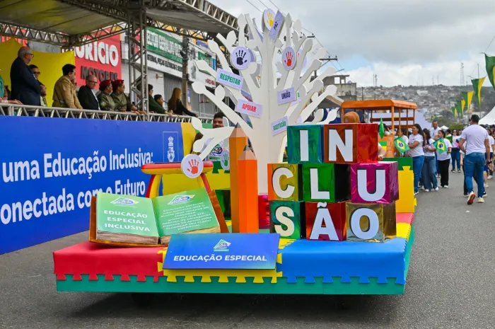 Com cerca de 2 mil alunos, desfile de 7 de Setembro leva educação, cultura e criatividade para a Avenida Integração