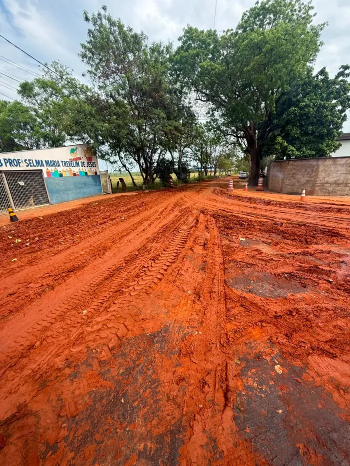 Veículos danificam base de pavimentação e atrasam obra no Engenheiro Taveira