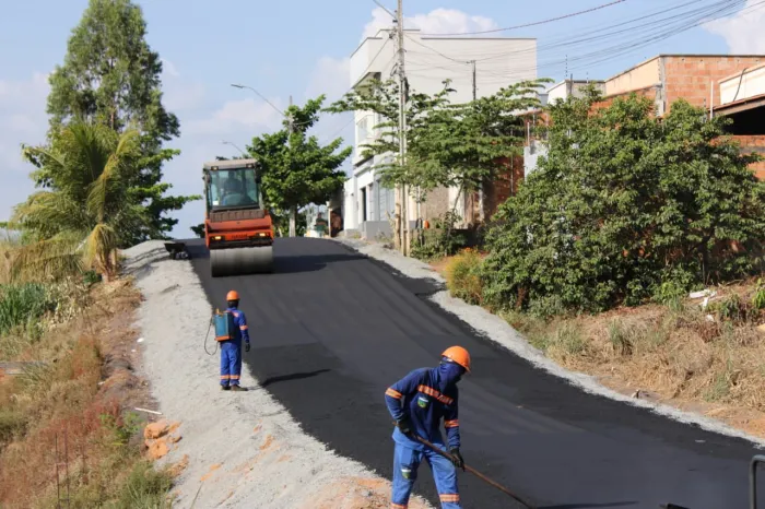 Obras: Bairro Belo Horizonte recebe asfalto novo e moradores celebram fim da poeira e da lama