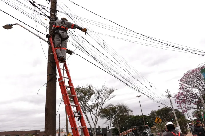 Prefeitura segue com força-tarefa para eliminar cabos obsoletos em postes visando mais segurança para a população, combate a poluição visual e melhoria na infraestrutura- Fotos- A. Frota- Arquivo