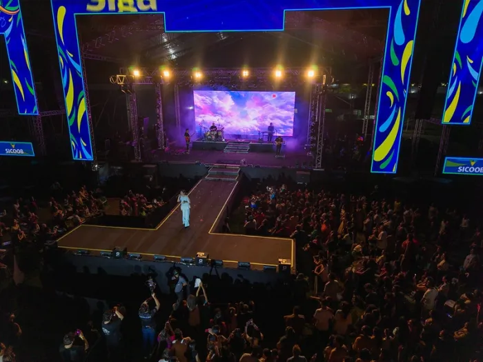 Festeja Sinop: Maria Marçal encerra Marcha para Jesus com noite de união, fé e adoração