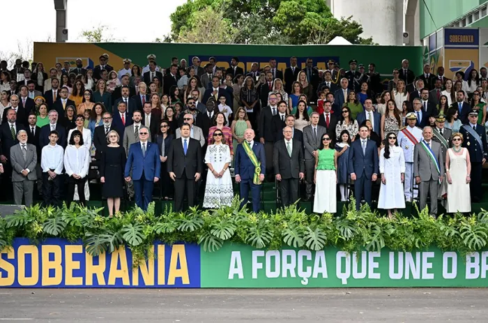 Autoridades civis e militares reunidas na Esplanada dos Ministérios nas comemorações dos 204 anos da Independência do Brasil. - Foto: Foto: Agência Senado
