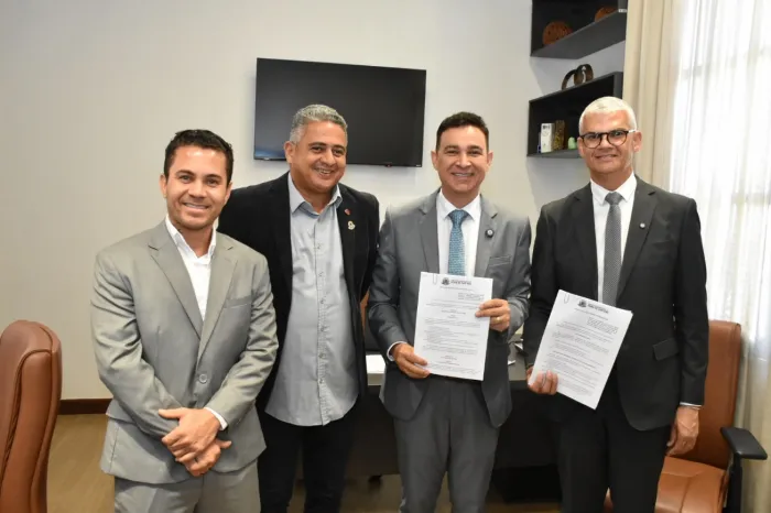 Feira de Santana propõe Bolsa Permanência de R$ 200 para estudantes da EJA