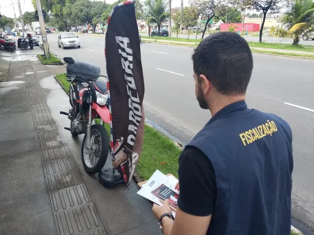 Sedurb orienta comerciantes sobre as regras para uso de bandeiras ‘flybanners’