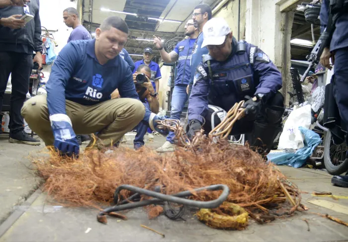 Operação conjunta apreende mais de 200 quilos de fios em ferro-velho no Centro