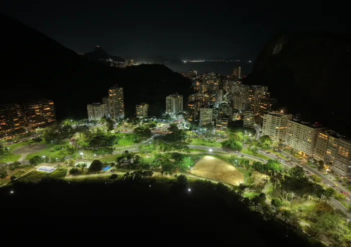 Projeto da RioLuz renova um dos principais espaços públicos da Lagoa. Foto: Divulgação/RioLuz