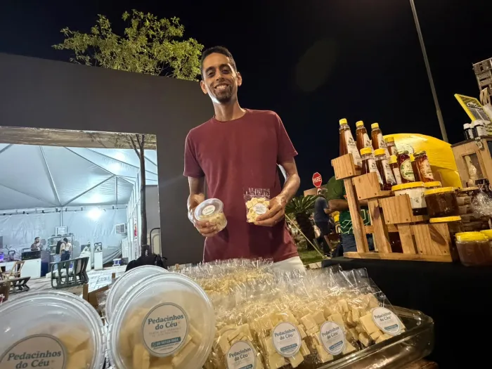 Éber vende os doces artesanais à base de cupuaçu que são produzidos pela esposa Juliana