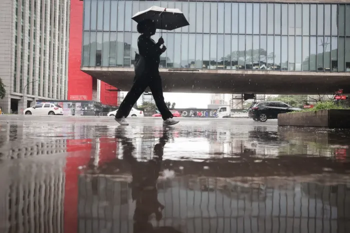 Na capital, as temperaturas ficarão na casa dos 17 e 28 graus.