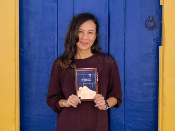 Patrícia Yamasaki transita entre o Direito Constitucional e a poesia em "Cardiograma de gente viva", livro em que a precisão jurídica encontra a liberdade poética. - Foto: Divulgação