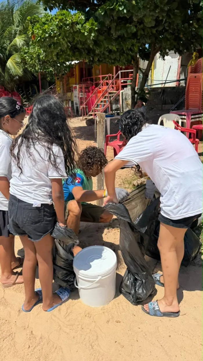 Equipe de Educação Ambiental da Emlur participa de ação de catação e conscientização na Praia do Seixas